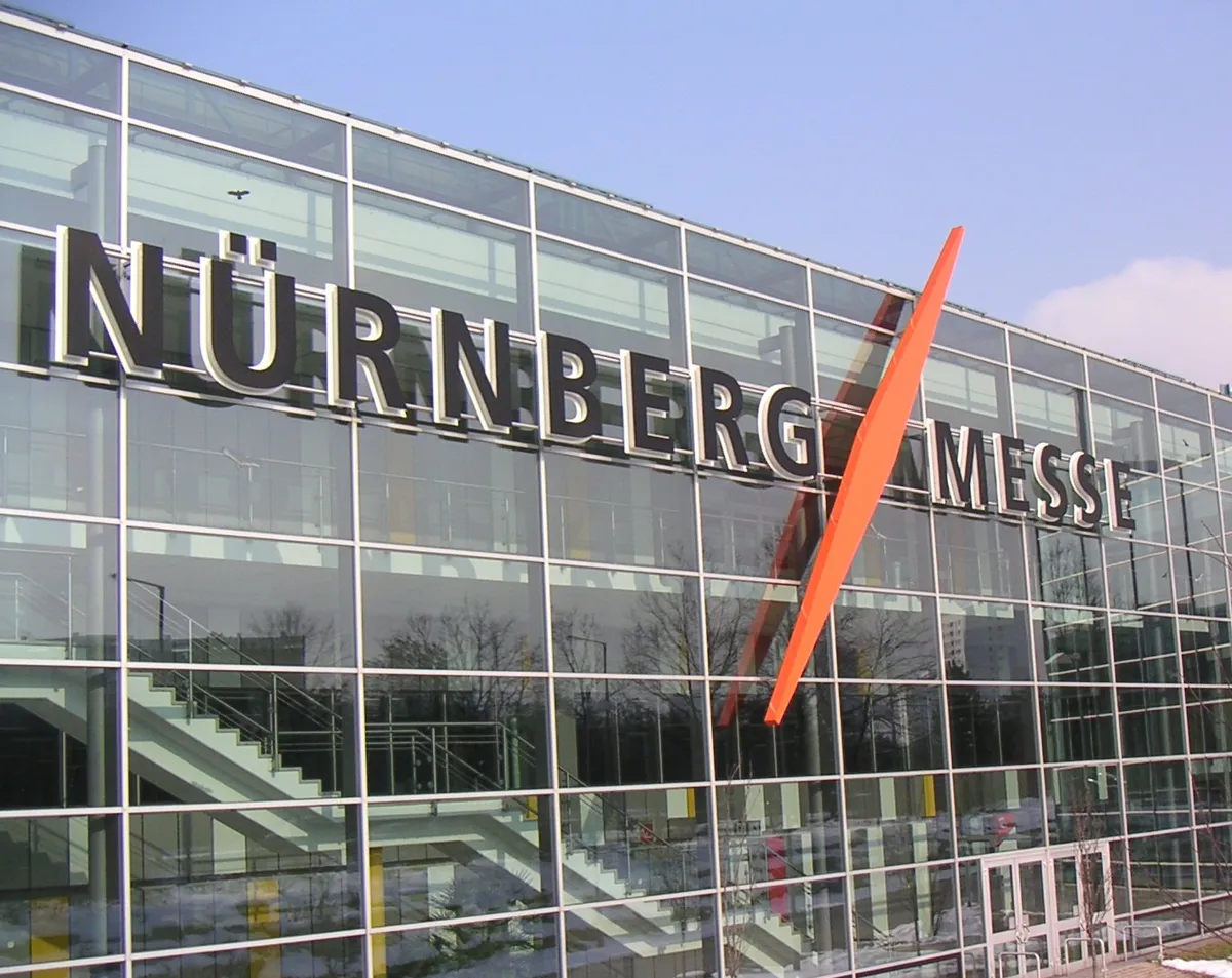 Fassade der NürnbergMesse – Archivfoto des Messegeländes, keine Aufnahme der IWA 2027