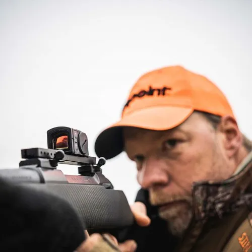 Aimpoint Acro C-2 mit Blick durch die Optik auf den Leuchtpunkt