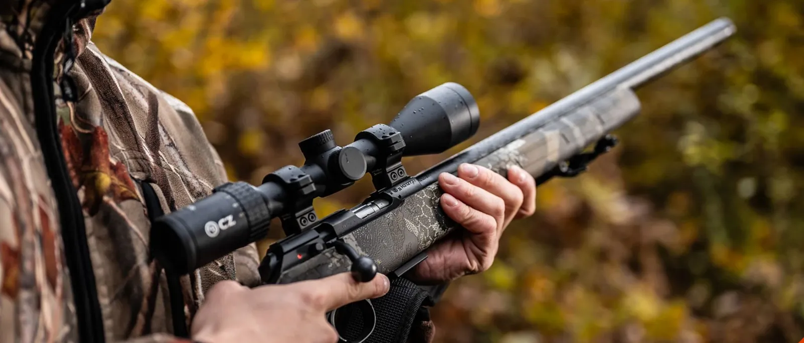 CZ 457 Hunter Strata mit CZ-Zielfernrohr im Revier, Camo-Schaft im Detail