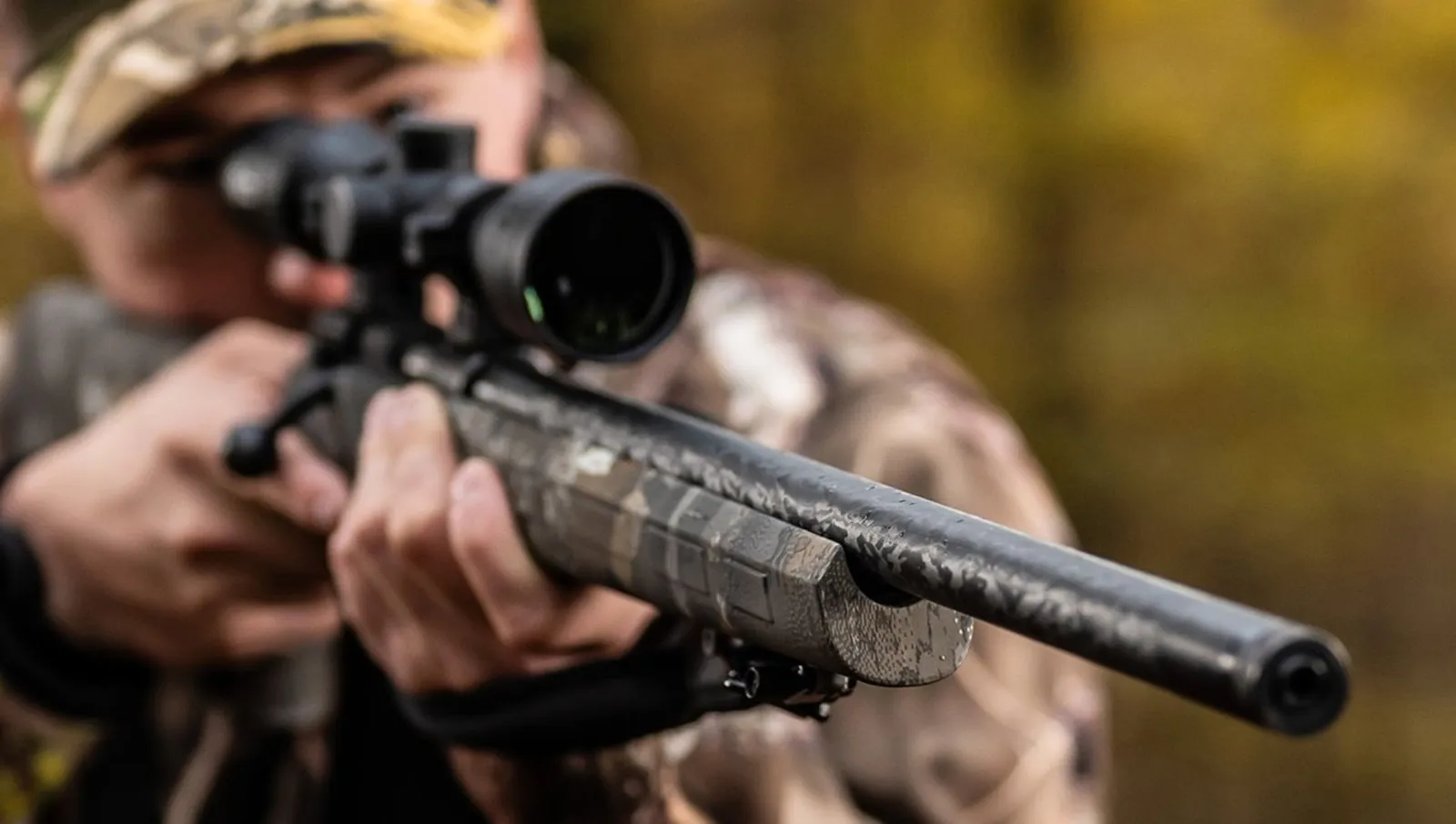Schütze mit CZ 457 Hunter Strata im Anschlag, Camo-Schaft und Zielfernrohr