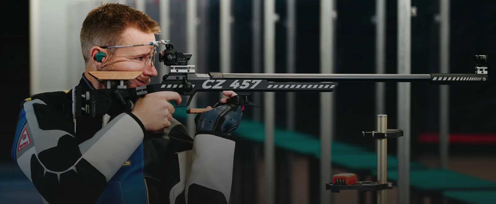 Sportschütze im Stehendanschlag mit einer CZ 457 Matchbüchse auf dem 50-m-Stand