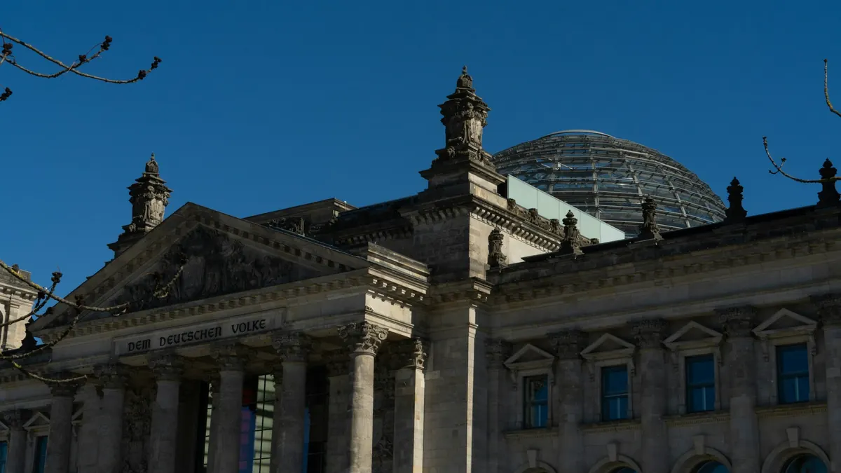Reichstagsgebäude mit deutschen Flaggen — Symbolbild für die Waffenrechtsnovelle 2025