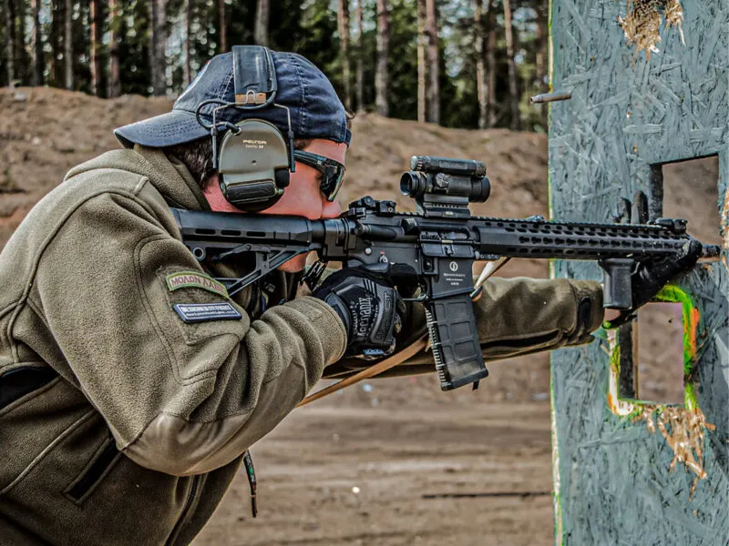 Sportschütze mit Schmeisser AR15 Selbstladebüchse im Anschlag auf dem Schießstand