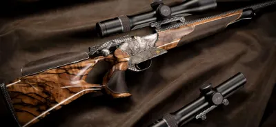 Blaser R8 mit graviertem System und Zielfernrohr