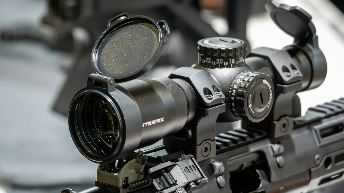 Premium-Jagdwaffe mit Zielfernrohr und Fernglas auf Schiefer