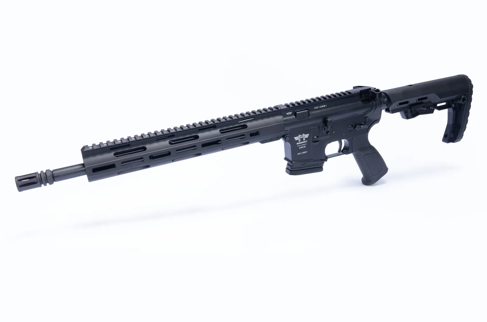 Messerschmitt AR15 in Schrägansicht mit M-LOK-Handschutz, Picatinny-Top-Rail und 4-Positionen-Schaft
