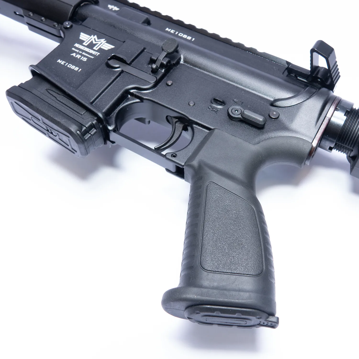 Gummierter Pistolengriff mit Zubehörfach am Messerschmitt AR15