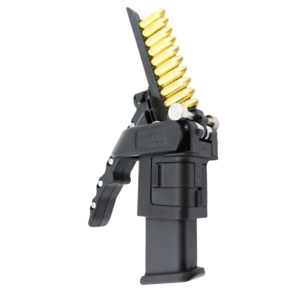Nine Reloaded Speedloader Magazin-Ladehilfe neben 9-mm-Pistole und Patronen auf Schiefer